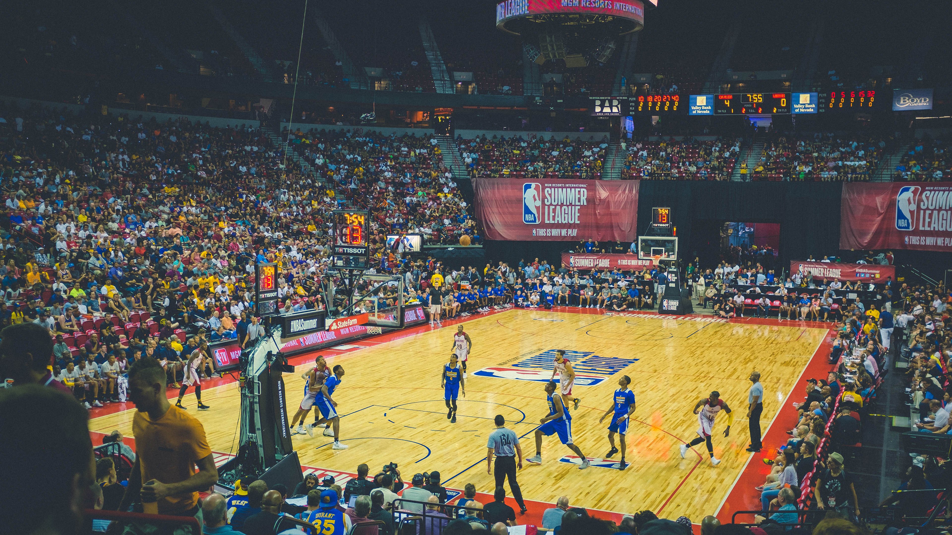 英雄联盟全球总决赛，巅峰对决引爆电竞热潮