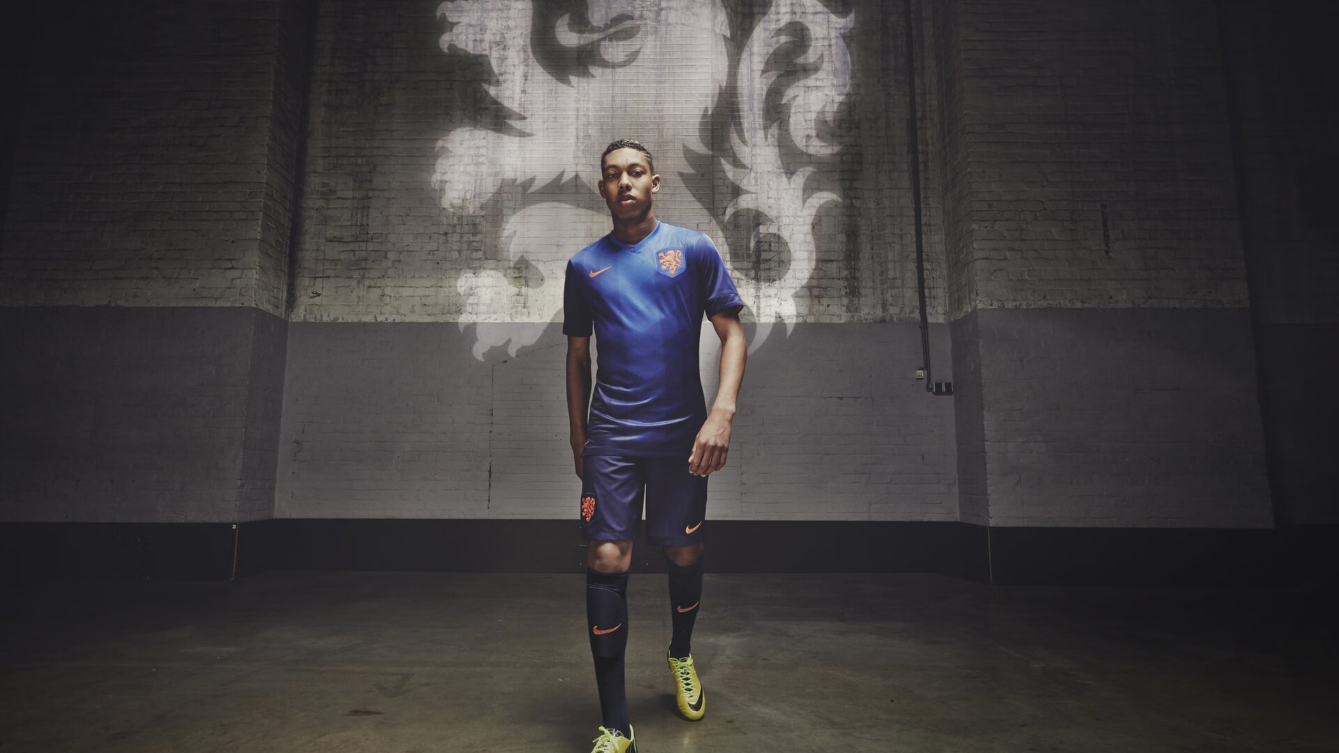 梅西第七次捧起金球奖 刷新足坛历史纪录